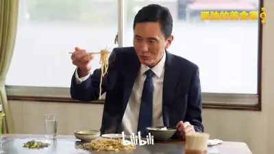 多金女约小鲜肉户外玩车震 狭小空间喘气声超明显剧照3